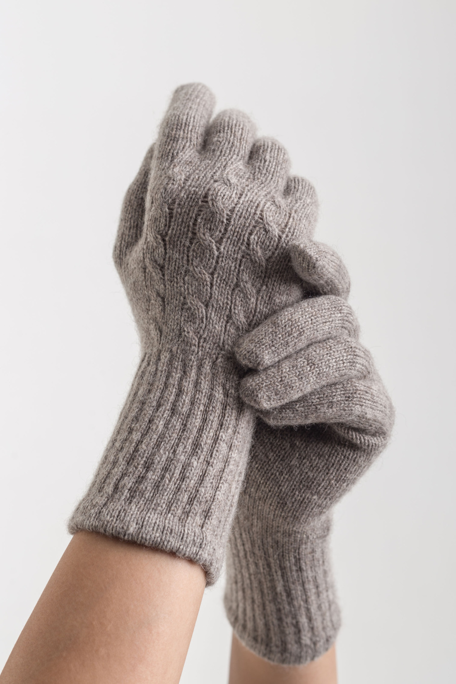 Купить перчатки из пуха яка с косами munkh. Цвет: Светло-серый, Коричневый
