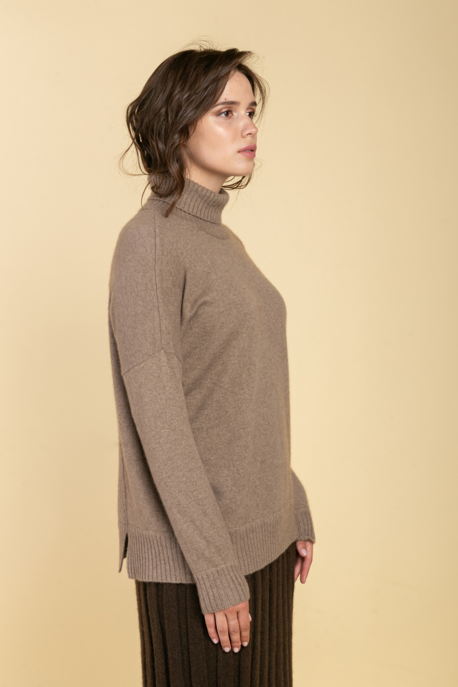 Купить свитер из кашемира munkh. Цвет: Пыльно-розовый, Коричневый, Оливковый, Красный, Мультиколор, Брусничный, Серый , Голубой

