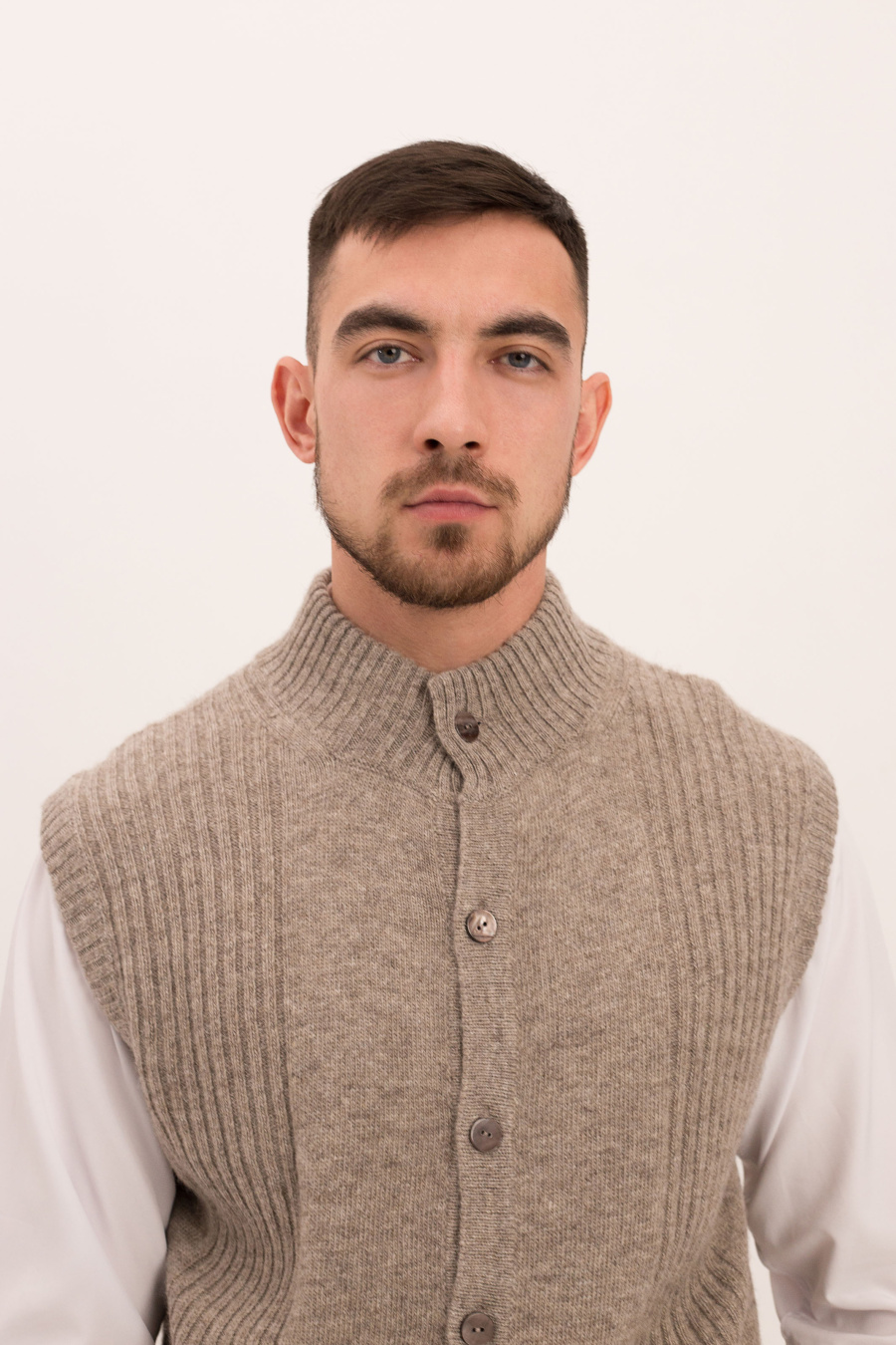 Купить жилет из натуральной шерсти на пуговицах тод. Цвет: Коричневый, Серый, Шоколадный
