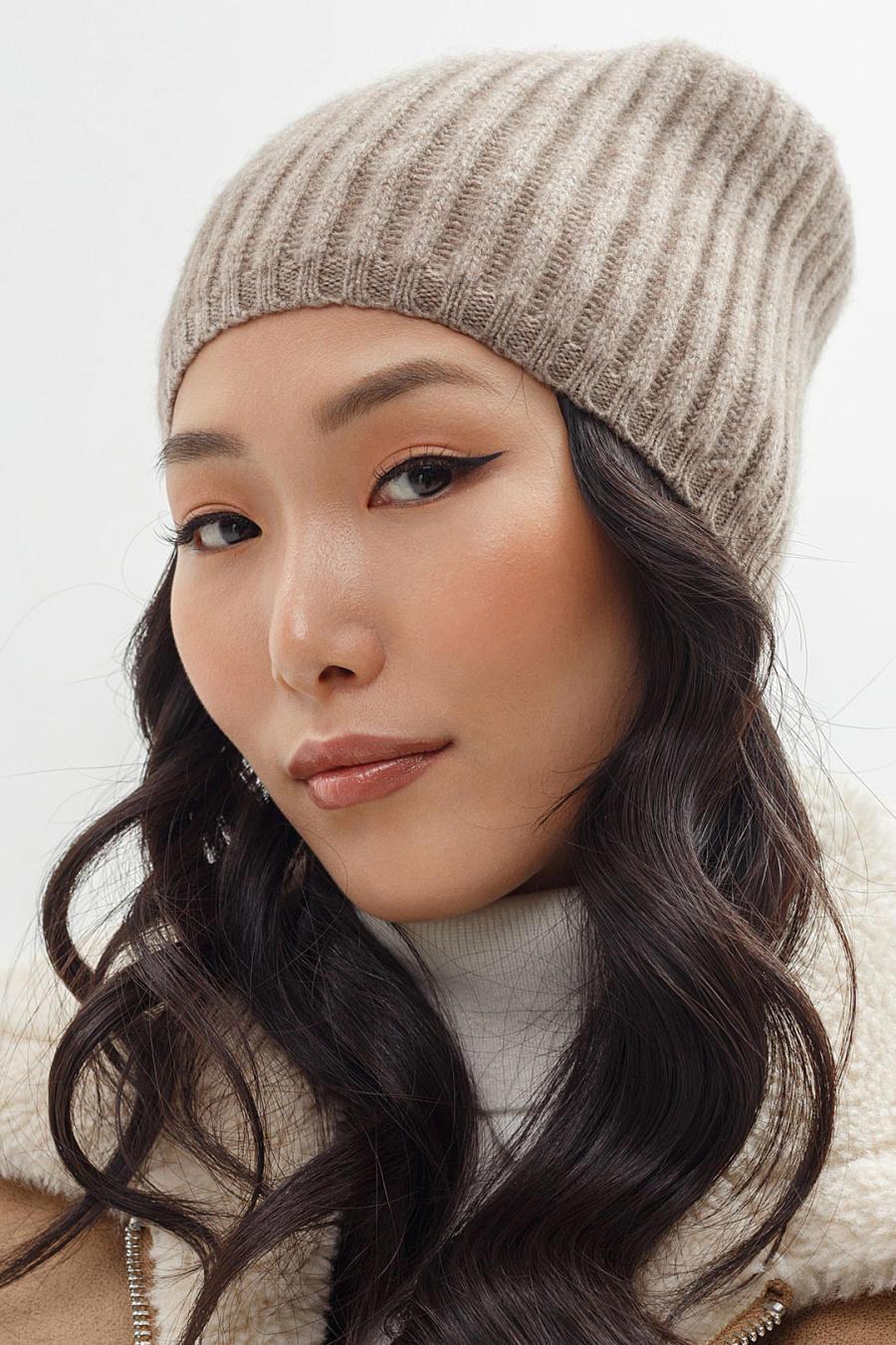Купить шапка из овечьего пуха и кашемира cashmere house. Цвет: Белый , Коричневый, Тёмно-серый