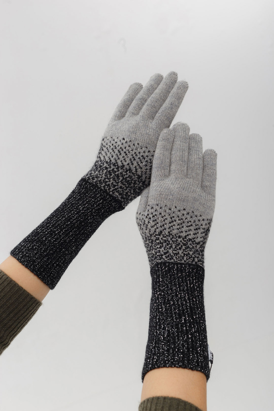 Купить перчатки из кашемира gobi. Цвет: Белый, Светло-серый
