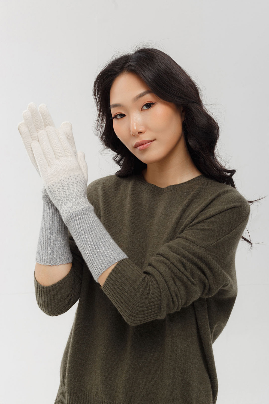 Купить перчатки из кашемира gobi. Цвет: Белый, Светло-серый
