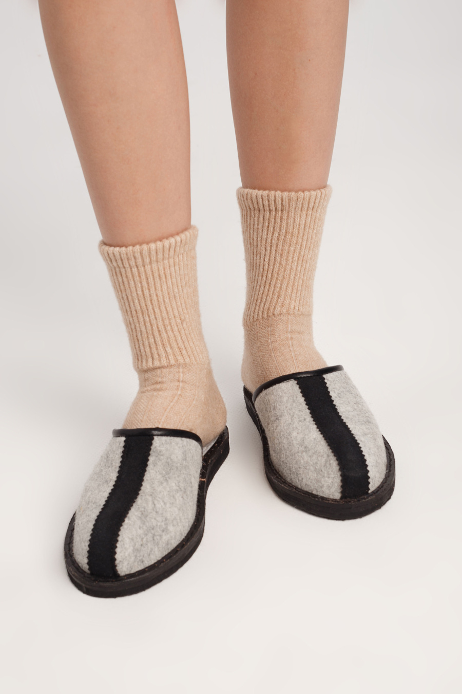 Купить тапочки войлочные без пятки bogts. Цвет: Красный, Зелёный, Коричневый, В ассортименте, Серый, Чёрный
