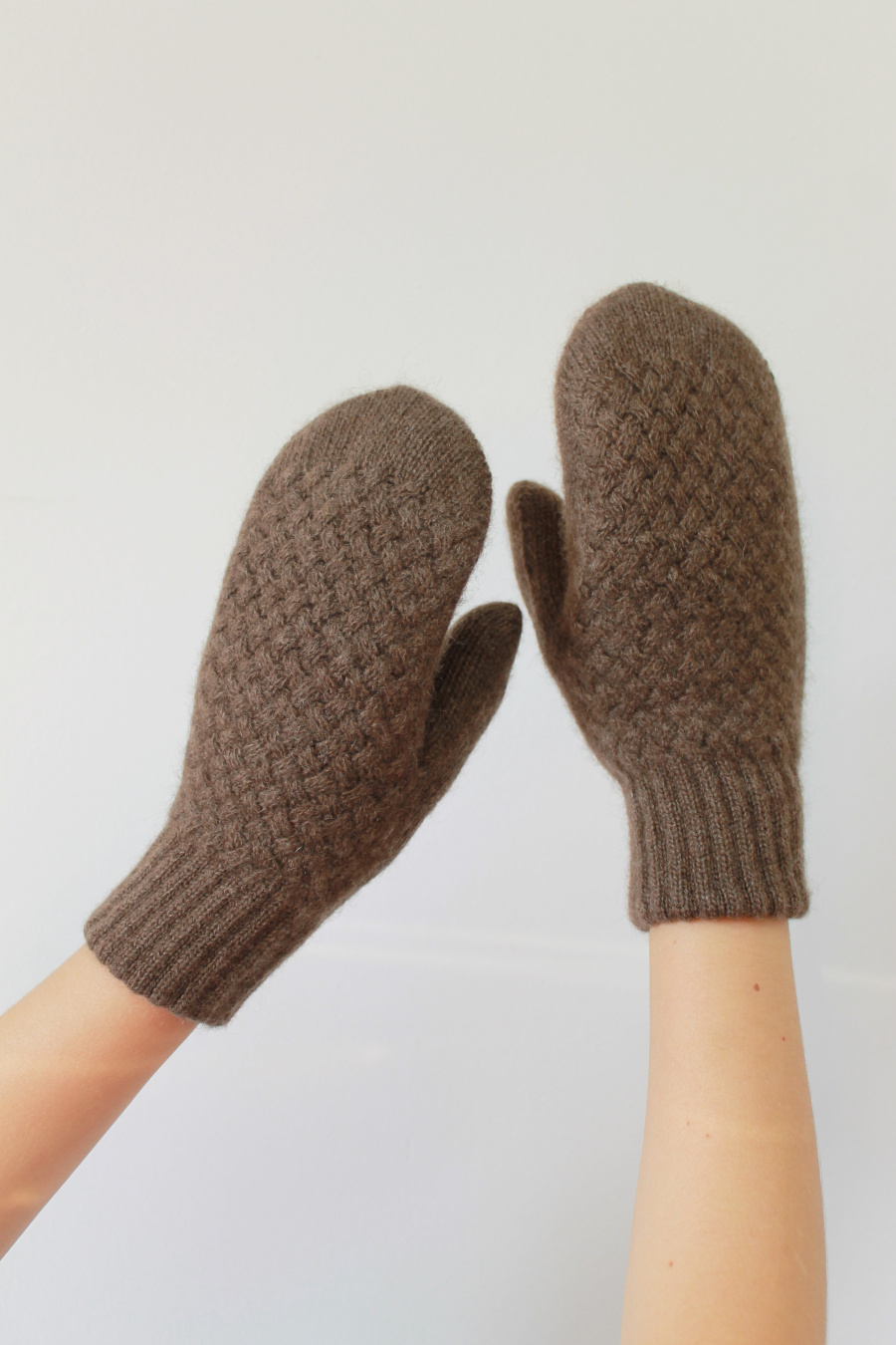 Купить варежки с плетением из пуха яка munkh. Цвет: Светло-серый, Коричневый
