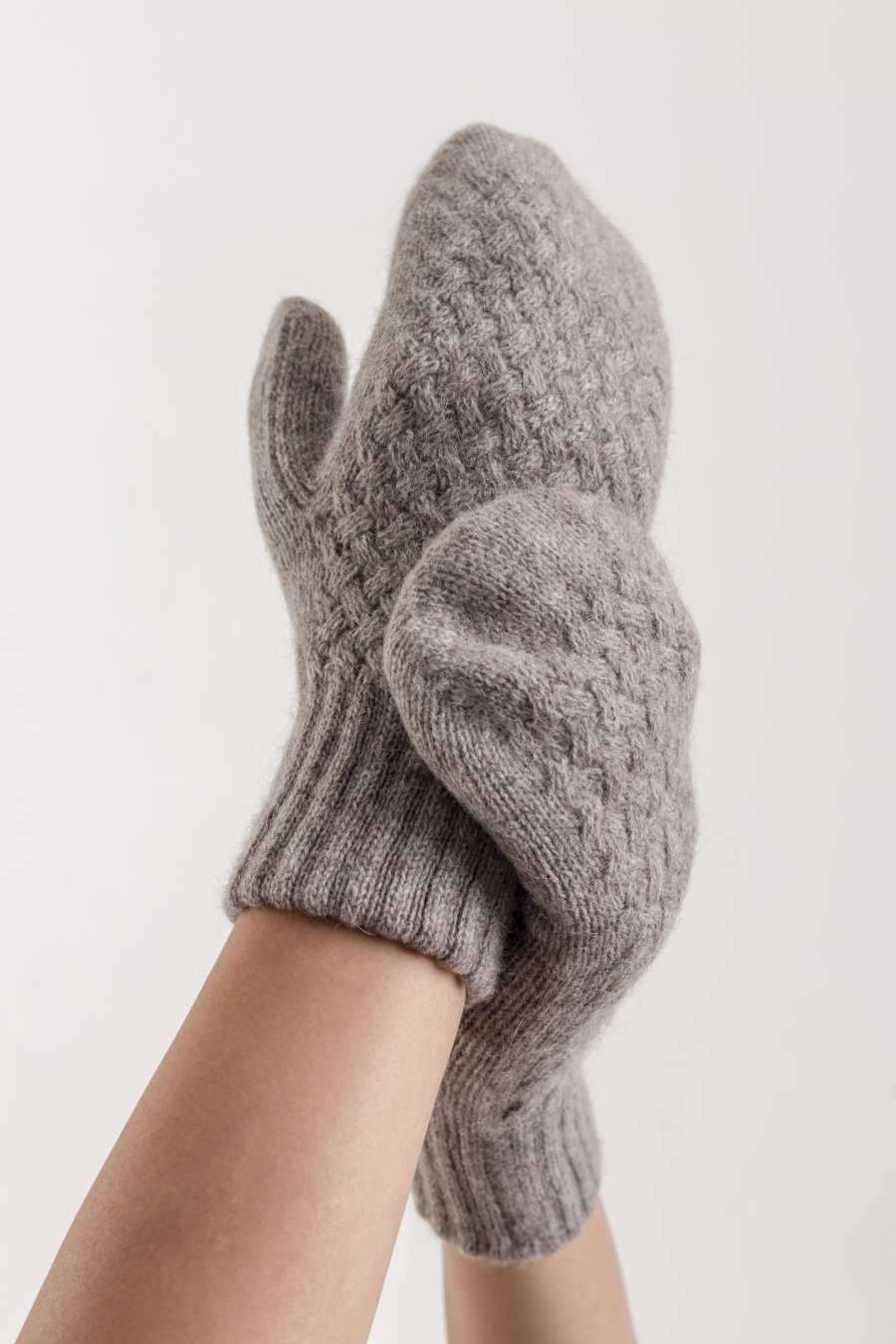 Купить варежки с плетением из пуха яка munkh. Цвет: Светло-серый, Коричневый
