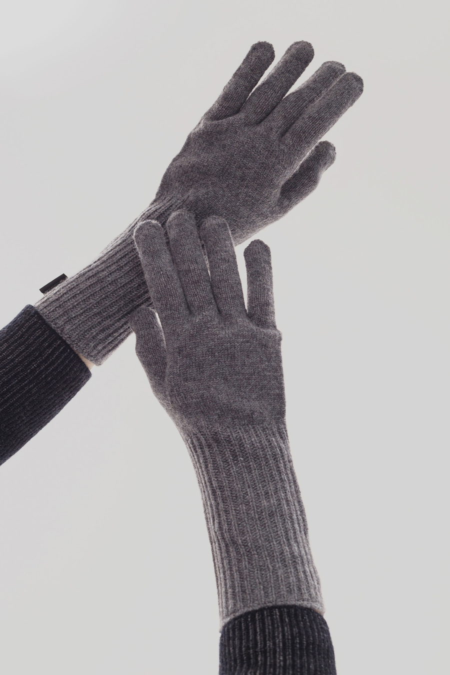 Купить перчатки из кашемира goyol. Цвет: Чёрный, Тёмно-серый, Коричневый
