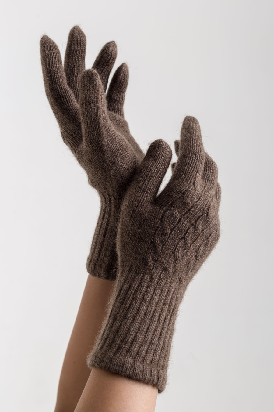 Купить перчатки из пуха яка с косами munkh. Цвет: Светло-серый, Коричневый
