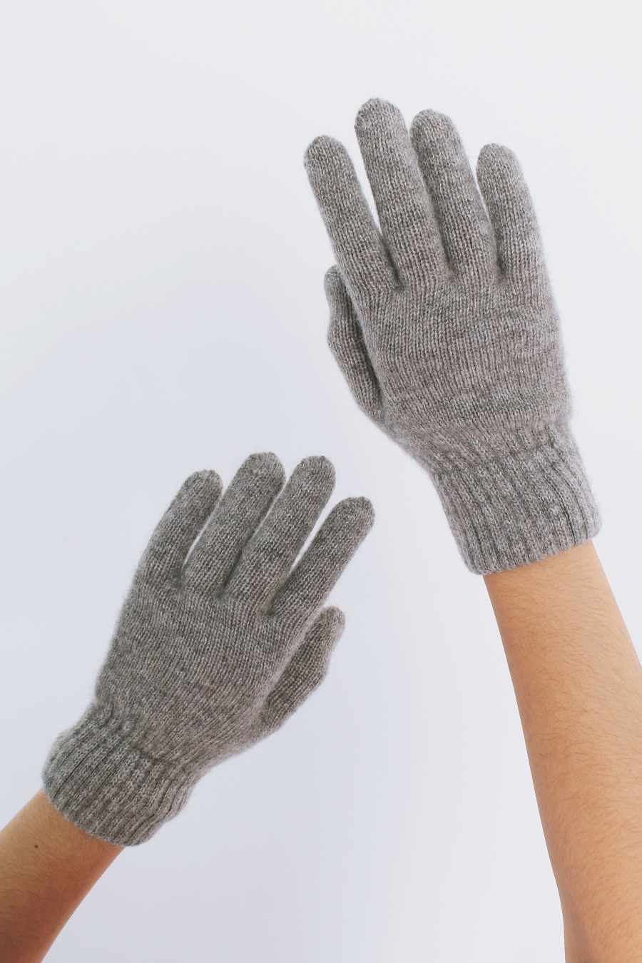 Купить перчатки однотонные из пуха яка munkh. Цвет: Коричневый, Серый, Рыжий, Меланж, Пастельно-травяной, Шоколадный, Светло-серый, Чёрный
