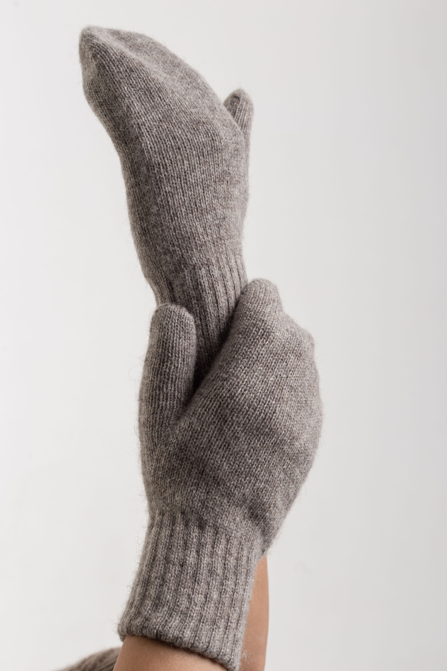 Купить варежки однотонные из пуха яка munkh. Цвет: Коричневый, Шоколадный, Пастельно-травяной, Светло-серый
