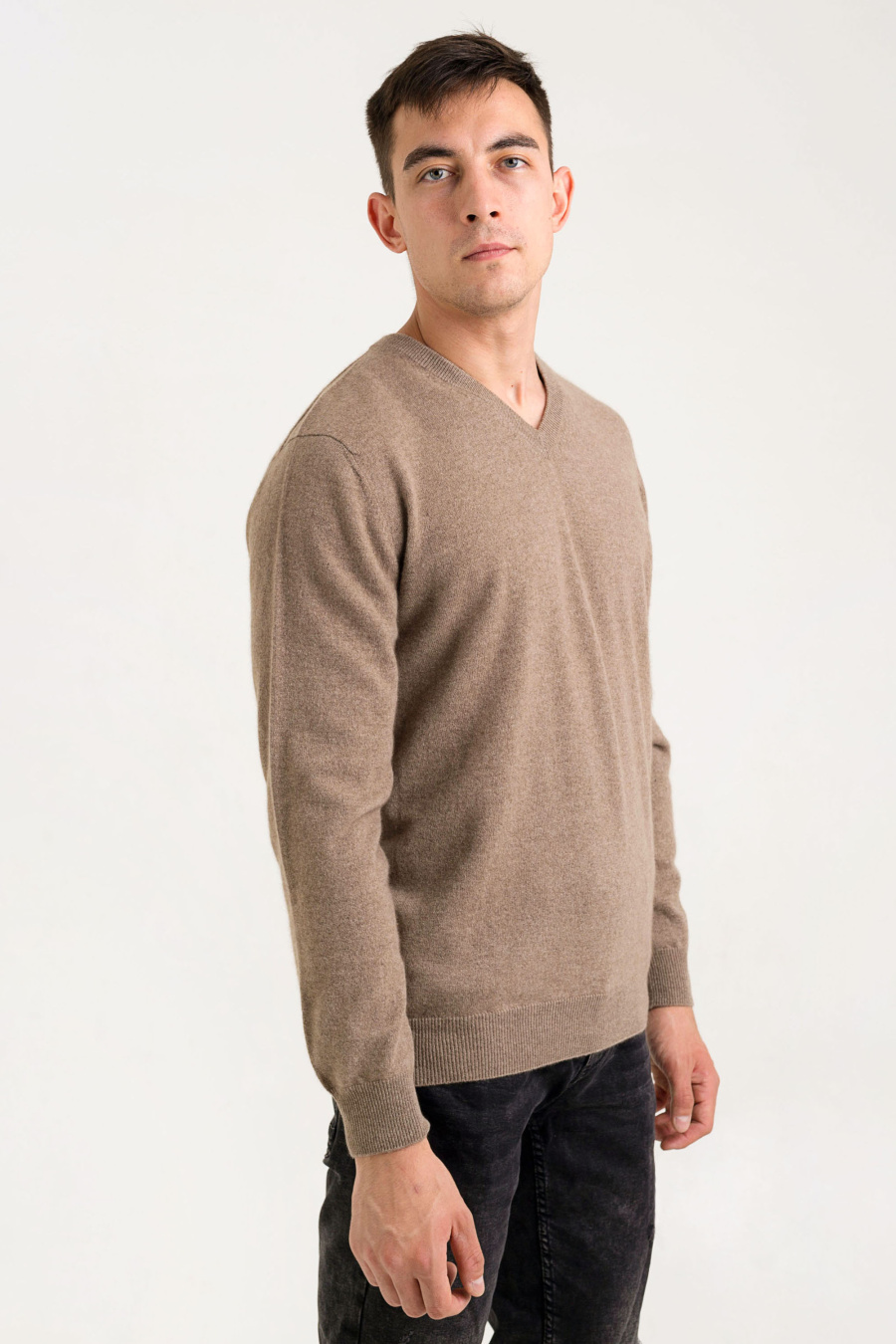 Купить пуловер с v-образным вырезом из кашемира gobi. Цвет: Чёрный, Чёрно-синий, Графитовый, Тёмно-серый, Коричневый
