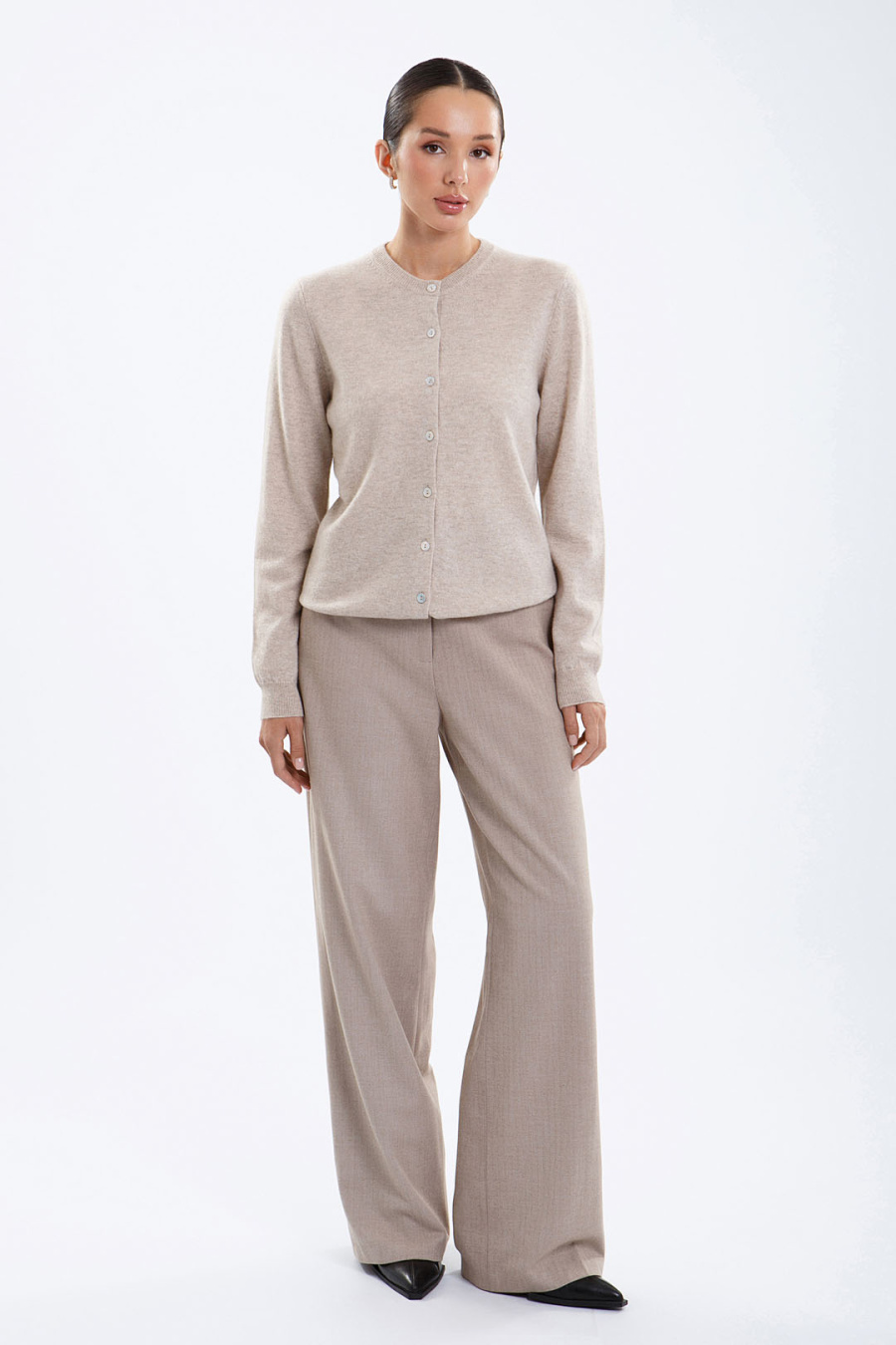 Купить кардиган из 100% кашемира cashmere house. Цвет: Брусничный, Голубой, Бежево-коричневый, Коричневый, Светло-серый, Серый , Чёрный, Мятный, Бордовый 
