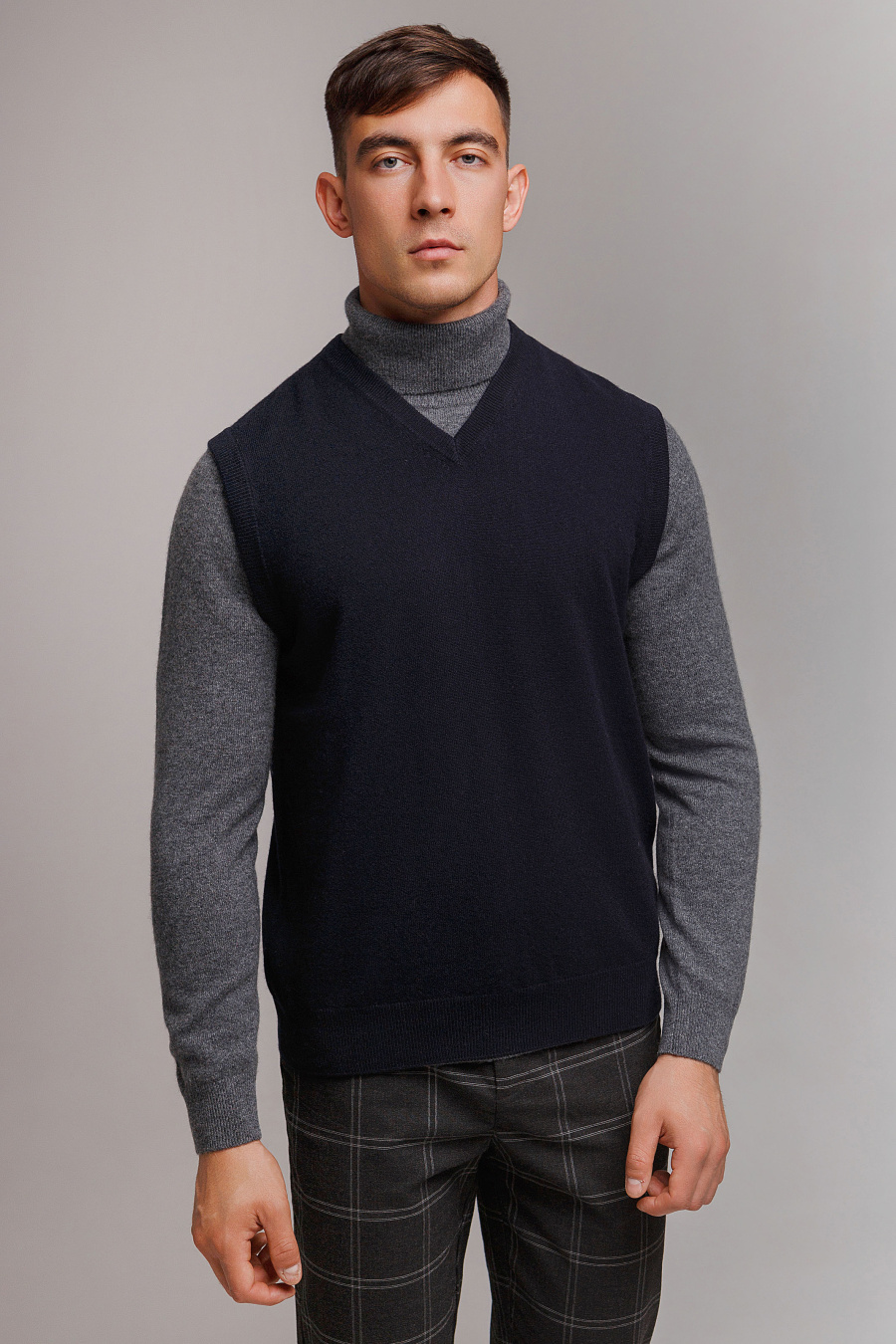 Купить жилет из кашемира gobi. Цвет: Чёрно-синий, Графитовый, Тёмно-серый, Серый 
