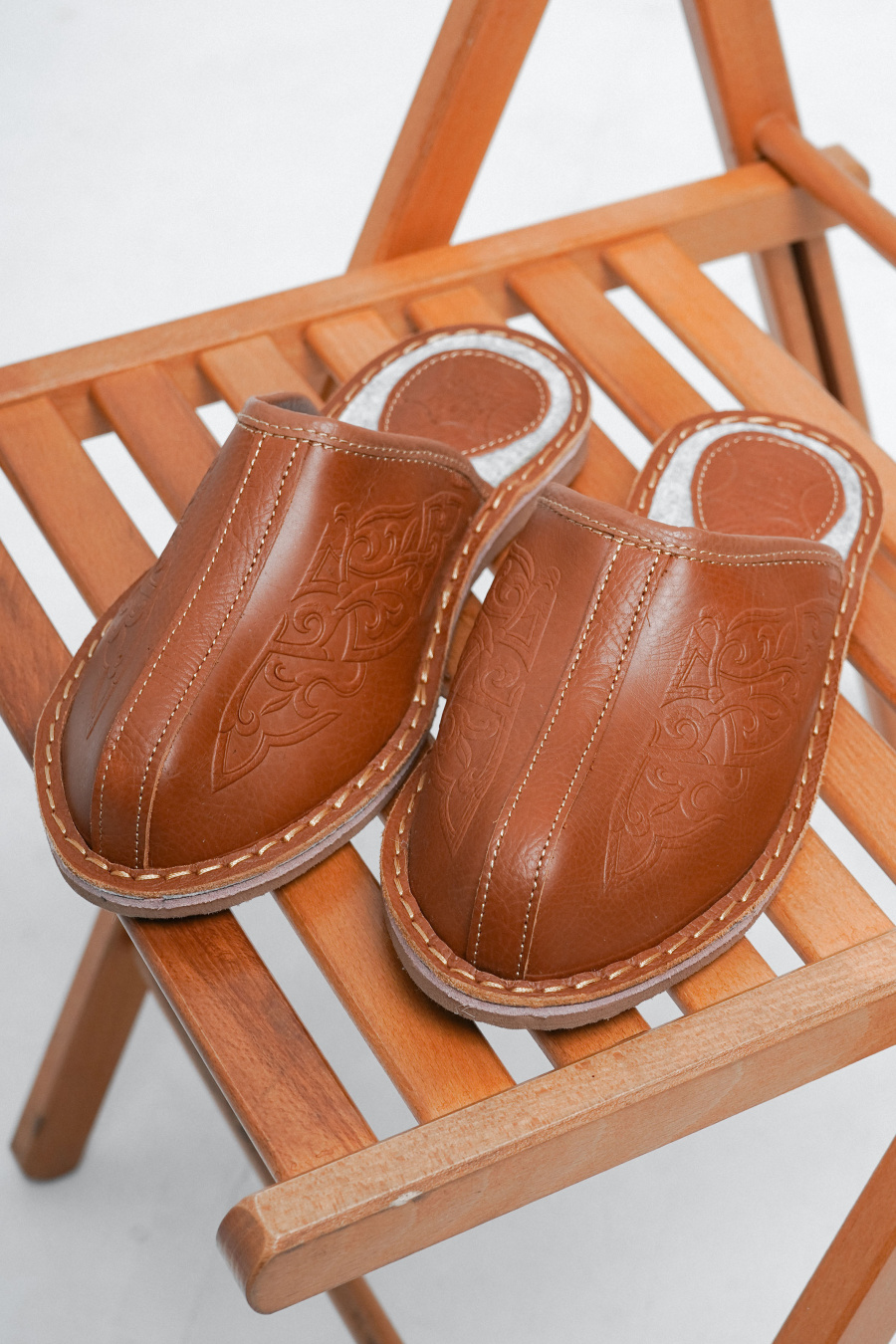 Купить тапочки кожаные с орнаментом bogts. Цвет: Сливовый, Шоколадный, Коричневый, Синий, Бордовый, Красный, В ассортименте, Бирюзовый
