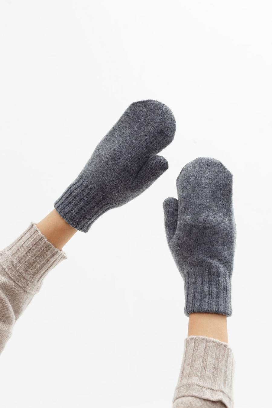 Купить варежки из овечьего пуха и кашемира cashmere house. Цвет: Коричневый, Тёмно-серый, Белый 