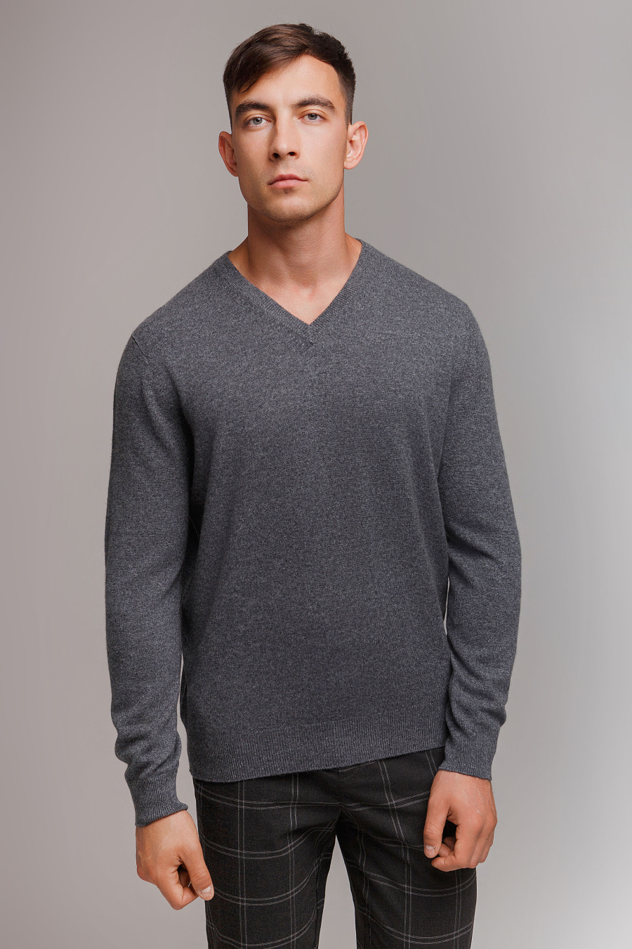 Купить пуловер с v-образным вырезом из кашемира gobi. Цвет: Чёрный, Чёрно-синий, Графитовый, Коричневый, Тёмно-серый
