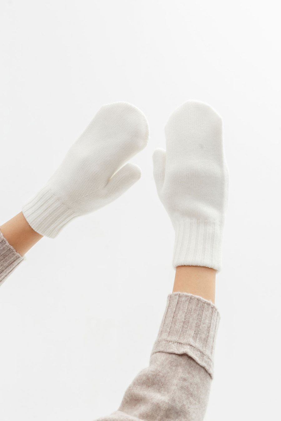 Купить варежки из овечьего пуха и кашемира cashmere house. Цвет: Тёмно-серый, Коричневый, Белый 
