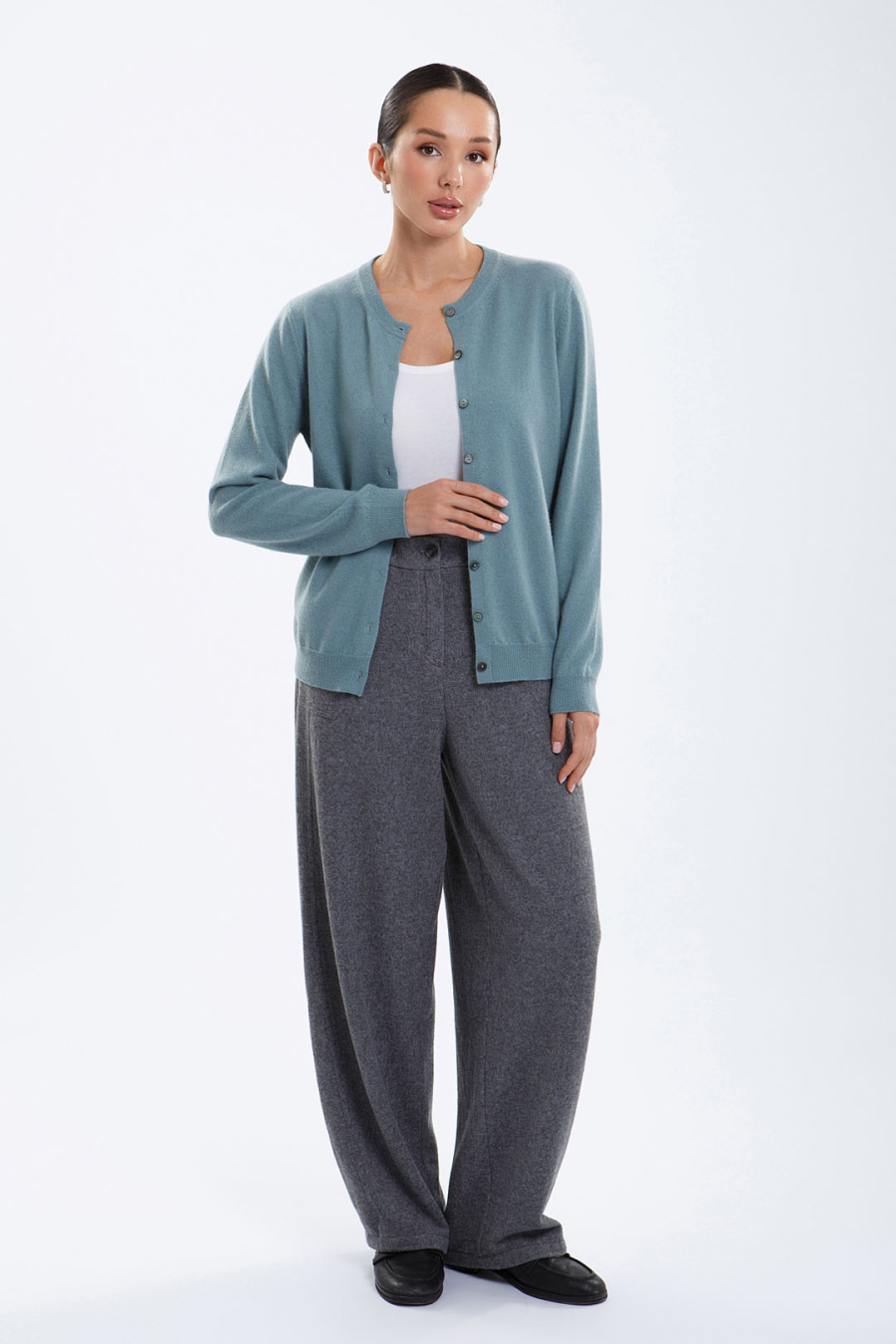 Купить кардиган из 100% кашемира cashmere house. Цвет: Брусничный, Голубой, Бежево-коричневый, Коричневый, Светло-серый, Серый , Чёрный, Мятный, Бордовый 
