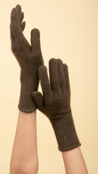 Купить перчатки из пуха яка с косами munkh. Цвет: Светло-серый, Коричневый
