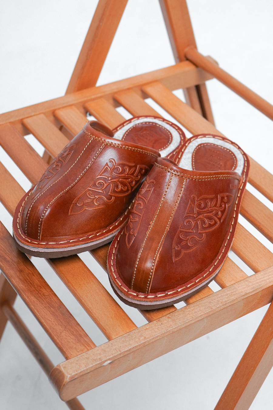 Купить тапочки кожаные с орнаментом bogts. Цвет: Сливовый, Шоколадный, Коричневый, Синий, Бордовый, Красный, В ассортименте, Бирюзовый
